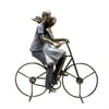 פסל דקורטיבי של זוג רוכבים על אופניים