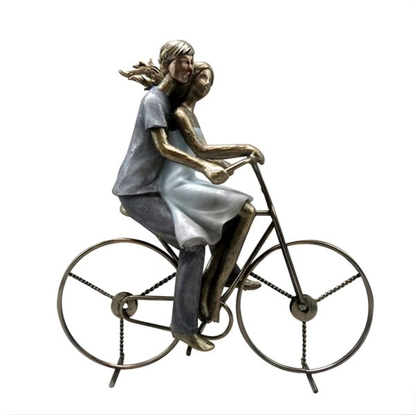 פסל דקורטיבי של זוג רוכבים על אופניים