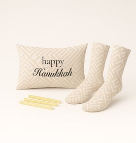 מארז חנוכה מפנק: גרביים ממותגות וכרית חימום למיקרוגל