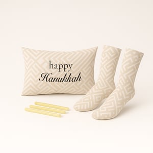 מארז חנוכה מפנק: גרביים ממותגות וכרית חימום למיקרוגל