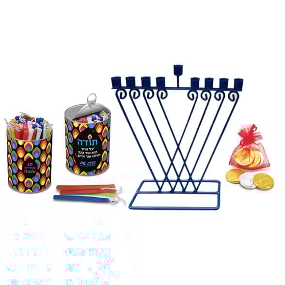 מארז חנוכה קלאסי עם חנוכיה ונרות ממותגים