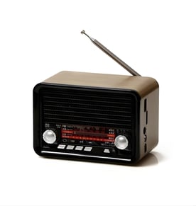 רדיו בלוטוס בעיצוב רטרו מודרני