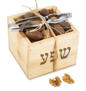 קופסה מעץ עם אגוזי מלך ואגוזי פקאן - מתנה יוקרתית