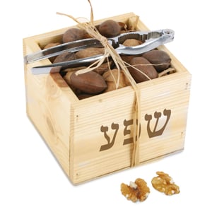קופסה מעץ עם אגוזי מלך ואגוזי פקאן - מתנה יוקרתית
