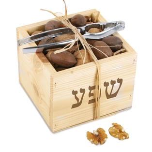 קופסה מעץ עם אגוזי מלך ואגוזי פקאן - מתנה יוקרתית