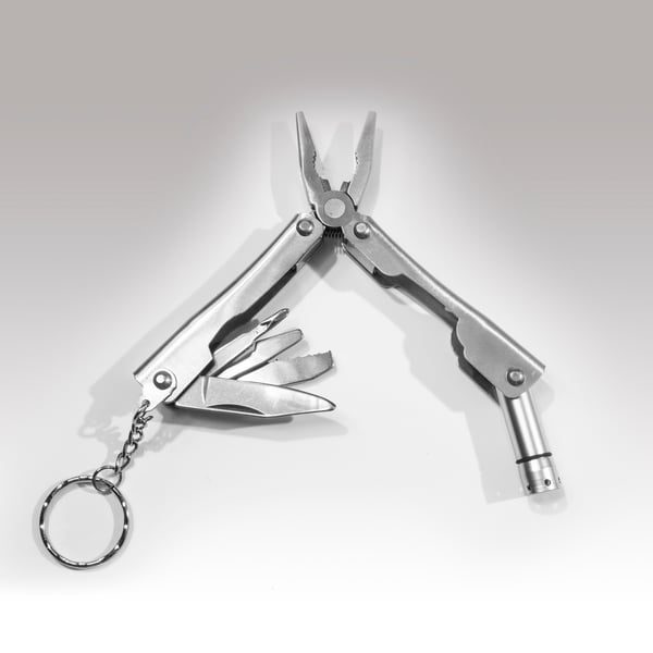 מחזיק מפתחות עם אולר מתכתי - מתנה שימושית לכל יום