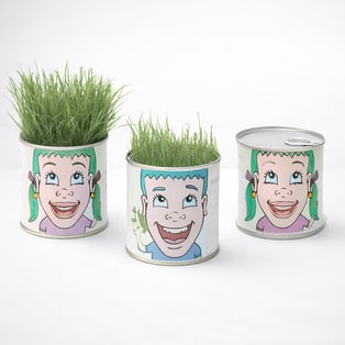 פחית פריחה וצמיחה עם דשא ראש