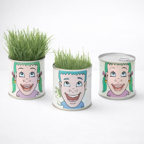 פחית פריחה וצמיחה עם דשא ראש