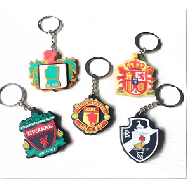 מחזיקי מפתחות עם סמלי קבוצות כדורגל