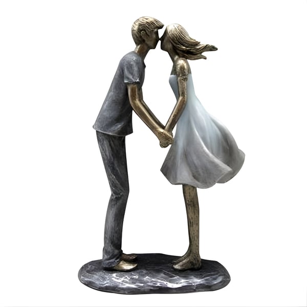 פסל רומנטי של זוג באהבה מתנשקת