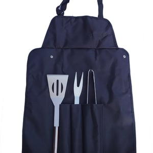 סט ברביקיו עם כלים על סינר לנוחות מושלמת