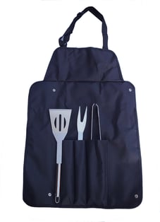 סט ברביקיו עם כלים על סינר לנוחות מושלמת