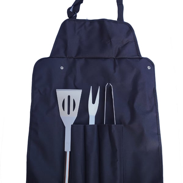 סט ברביקיו עם כלים על סינר לנוחות מושלמת