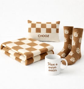 מארז חורפי ממותג לבית - כולל גרביים, שמיכת פליז, כרית חימום וספל קרמי