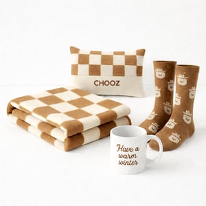 מארז חורפי ממותג לבית - כולל גרביים, שמיכת פליז, כרית חימום וספל קרמי