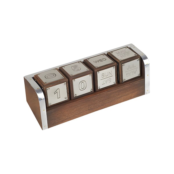 מעמד שולחני מעץ עם קלנדר קוביות ולוחיות כרום