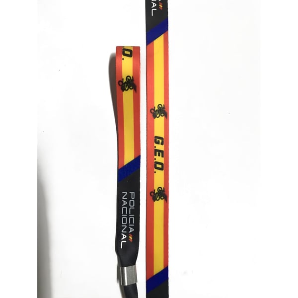 שרוך צוואר למתגים – בטיחות וסטייל בגישה