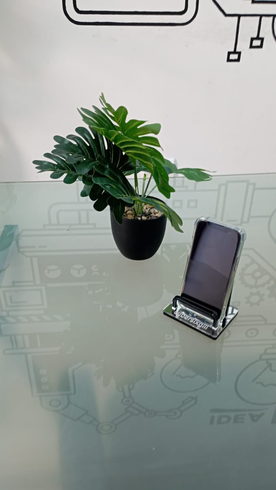 מעמד לנייד בעיצוב מסלול משוכות עם בסיס מראה