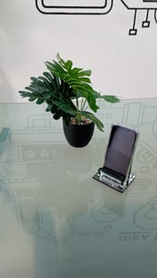 מעמד לנייד בעיצוב מסלול משוכות עם בסיס מראה