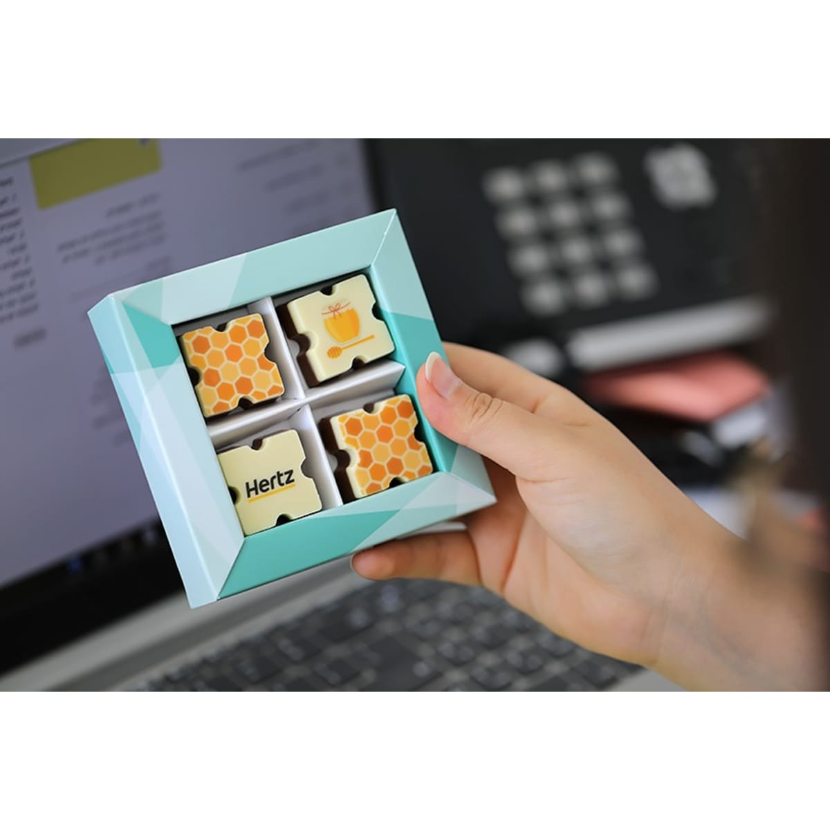 קופסת מתנה אלגנטית עם ארבעת פרלינים - מתנה מושלמת לכל אירוע