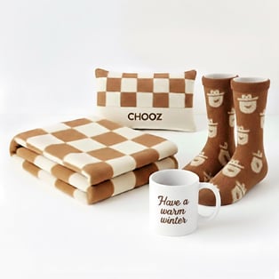 מארז חורפי ממותג לבית - כולל גרביים, שמיכת פליז, כרית חימום וספל קרמי