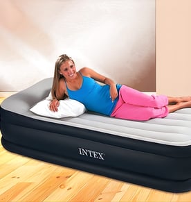 מיטת אורחים מתנפחת DELUXE PILLOW עם משאבה מובנית מבית INTEX