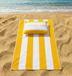 מארז חוף מדליק הכולל מגבת חוף יחיד וכרית חוף מתנפחת