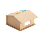 ארגונית שולחנית מעוצבת עם דגלונים ודפי ממו