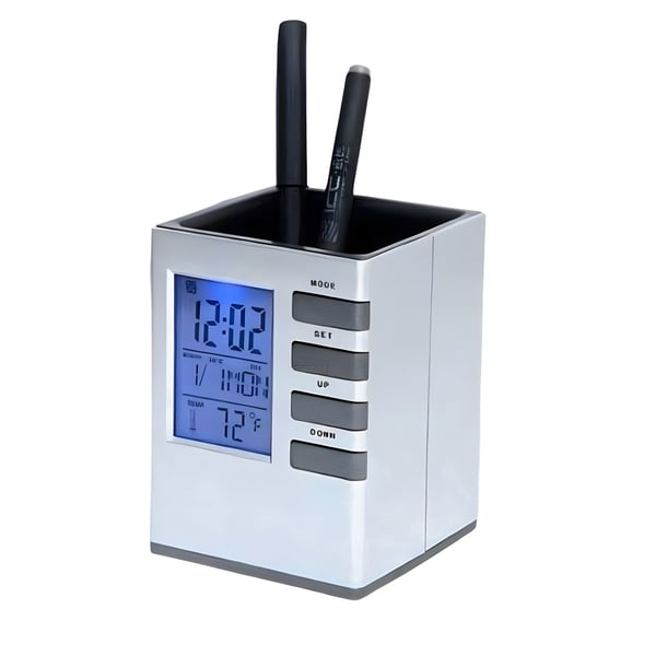 מעמד שולחני מעוצב עם שעון וכוס לעטים