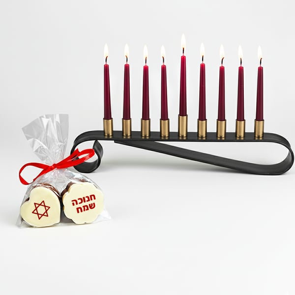 מארז אלגנטי ומתוק לחנוכה: חנוכיית אלומיניום יוקרתית + זוג פרלינים ממותגים