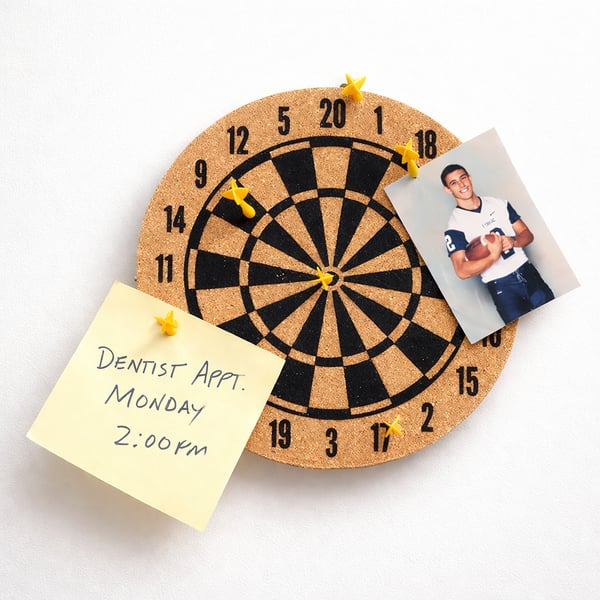 לוח מטרה שעם עם חיצים לפתקי ממו