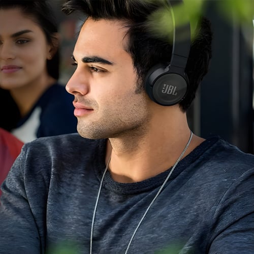 אוזניות JBL עם מיקרופון בעיצוב ארגונומי ודרייבר 32 מ"מ