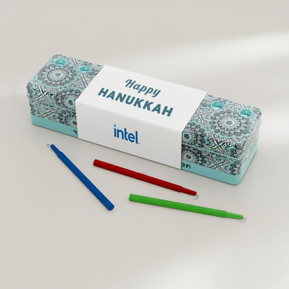 חנוכיית מתכת יוקרתית עם חבק ממותג ונרות חנוכה