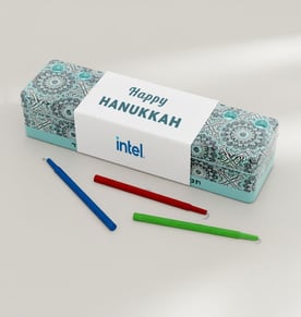 חנוכיית מתכת יוקרתית עם חבק ממותג ונרות חנוכה