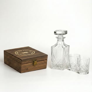 מארז וויסקי יוקרתי עם דקנטר וכוסות בקופסת עץ מהודרת