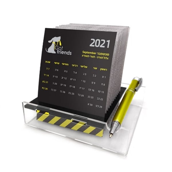 לוח שנה מחורץ עם כרטיסיות צבעוניות ועט