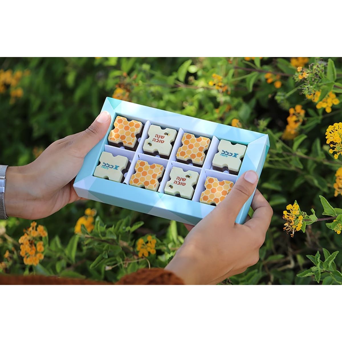 קופסת פרלינים חגיגית - מתנה עסקית יוקרתית