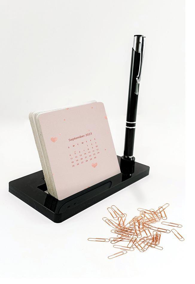 לוח שנה שולחני מעוצב עם מקום לעט