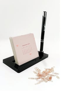 לוח שנה שולחני מעוצב עם מקום לעט