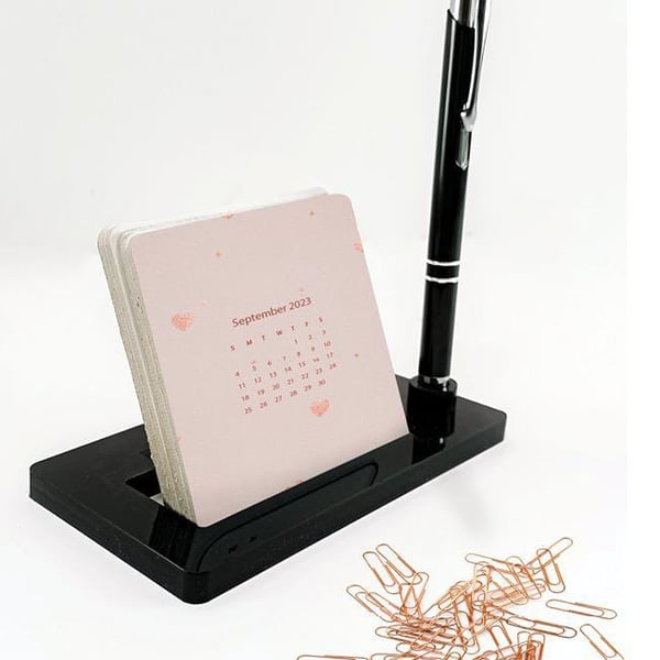 לוח שנה שולחני מעוצב עם מקום לעט