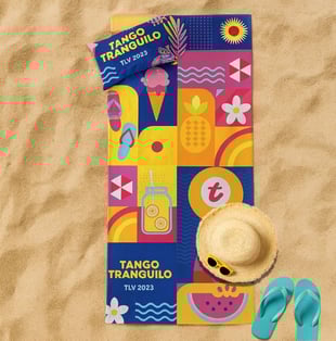 מארז חוף מדליק הכולל מגבת חוף יחיד וכרית חוף מתנפחת