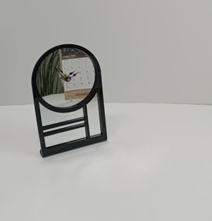 שעון שולחן מעוצב עם מראה אקרילית איכותית