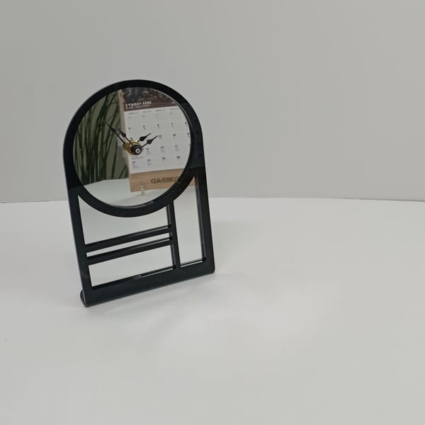 שעון שולחן מעוצב עם מראה אקרילית איכותית