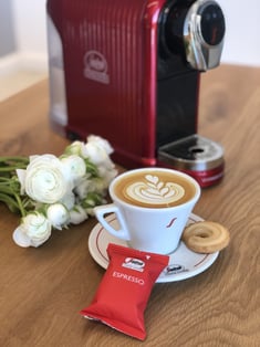 מארז קפה יוקרתי: מכונת אספרסו + 30 קפסולות SEGAFREDO + מתקן קפסולות