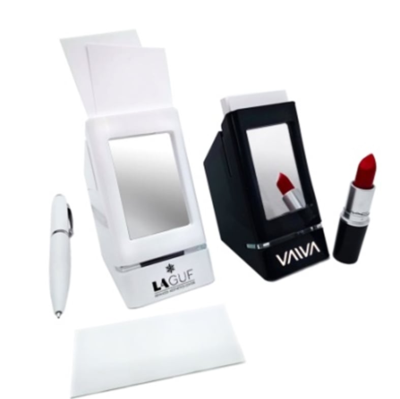 מראה מנצנצת עם ניירות ממו