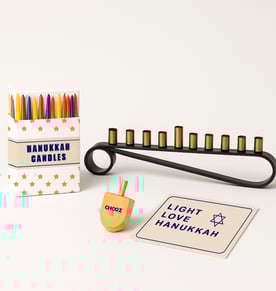 מארז מושלם לחנוכה "עטוף באורות" - חנוכיה, נרות סביבון וכרטיס ברכה