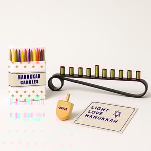 מארז מושלם לחנוכה "עטוף באורות" - חנוכיה, נרות סביבון וכרטיס ברכה