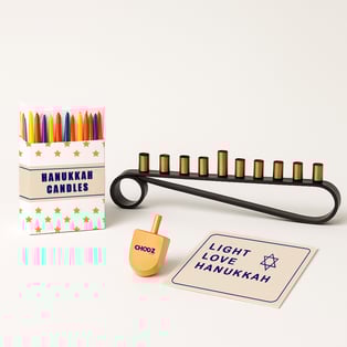 מארז מושלם לחנוכה "עטוף באורות" - חנוכיה, נרות סביבון וכרטיס ברכה