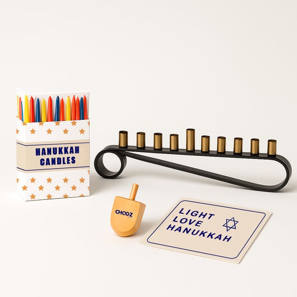 מארז מושלם לחנוכה "עטוף באורות" - חנוכיה, נרות סביבון וכרטיס ברכה