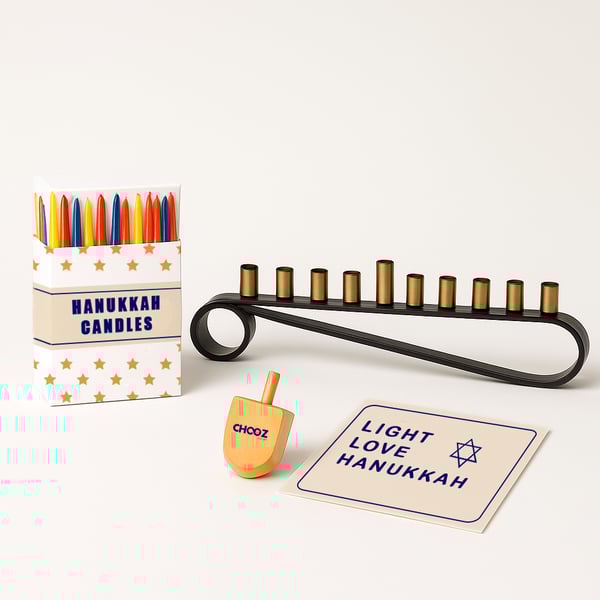 מארז מושלם לחנוכה "עטוף באורות" - חנוכיה, נרות סביבון וכרטיס ברכה